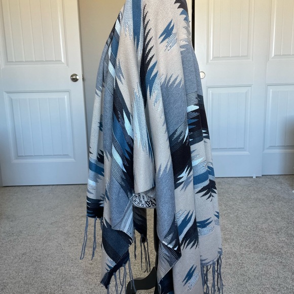NWT free size poncho - Picture 3 of 4